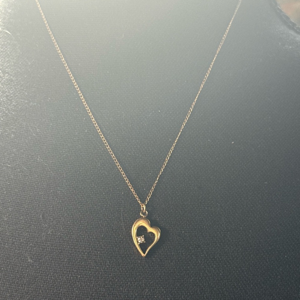 Source Unknown Gold Heart Pendant Necklace with Clear Stone